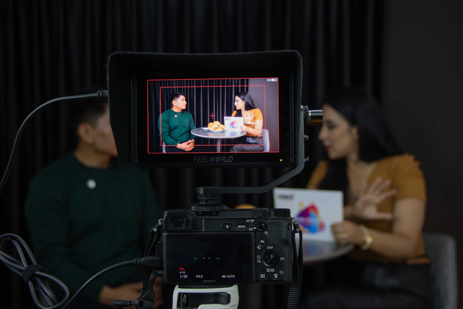 Equipo de estrategia trabajando una campaña